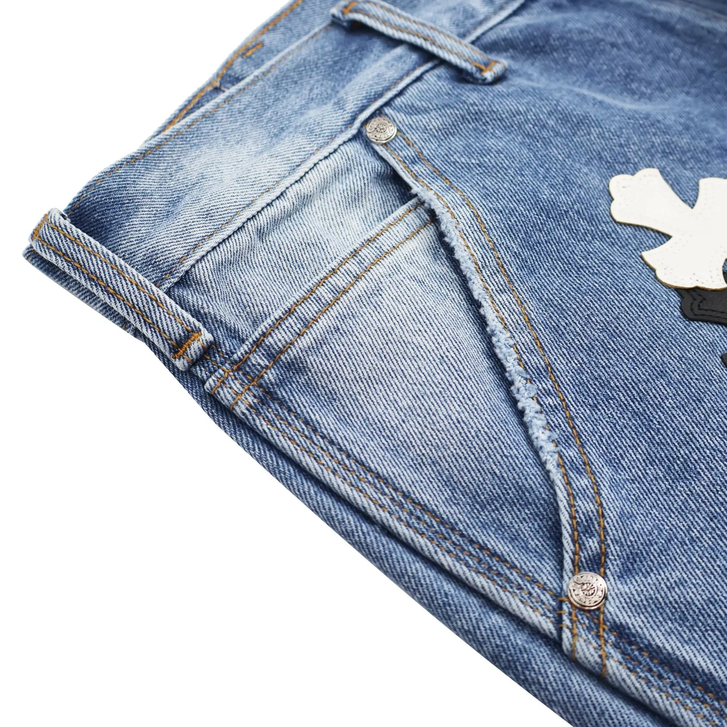 🅿️760 [Exclusive supply] CH Crow Heart Work Jeans are made of twill high-ounce washed denim fabric, exclusive CH-specific logging overalls style (non-Levis Vintage) custom-woven and dyed fabric, and the two-color cross is cowhide + sheepskin (all leather imported from Italy is custom-dyed separately, with consistent texture and no color difference). The stitch length, thread color, and wiring of the car are exactly the same. The inner lining is jacquard, with embroidery on the waist, 925 silver hardware, and heavy-duty washing and manual polishing. Size:32-34-36-38